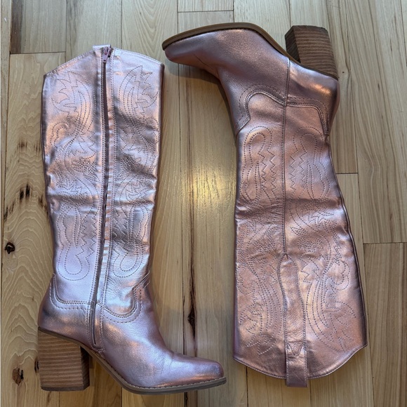 Gianni Bini Shoes - Gianni Bini Metallic pink cowgirl boots! Size 6!